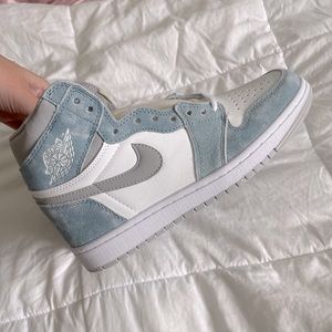 Jordan 1 Retro Hyper Royal